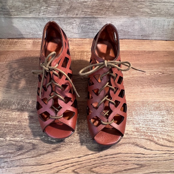 Gentle Souls by Kenneth Cole Cutout Lace-Up Heels Size 6 - Picture 6 of 11